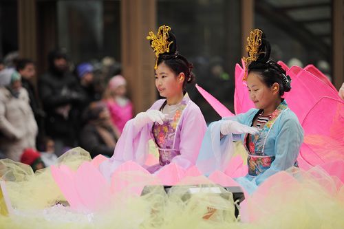图三:花车上坐在莲花中打坐的法轮功小弟子。