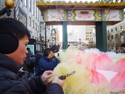 图四:参与花车装卸的芝加哥法轮功学员们。
