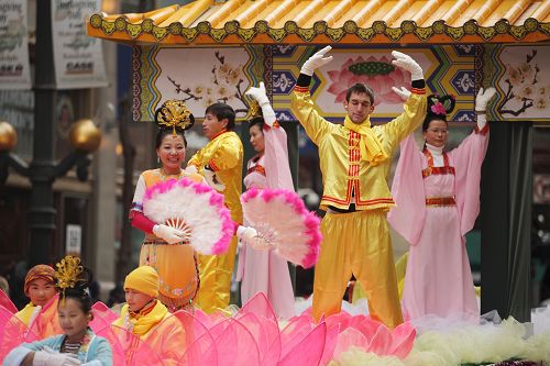 图五:法轮功学员在花车上演示功法。