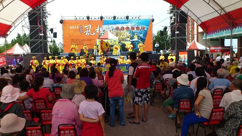'法轮大法腰鼓队应邀在弥陀区南寮渔港表演,为“虱目鱼文化节”拉开序幕,广受群众喜爱。'