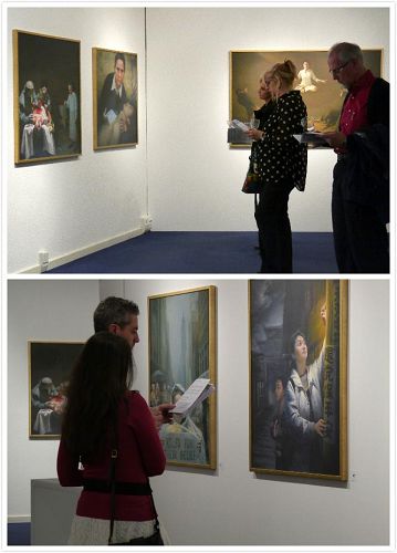 '图:观众们阅读作品介绍并欣赏作品'