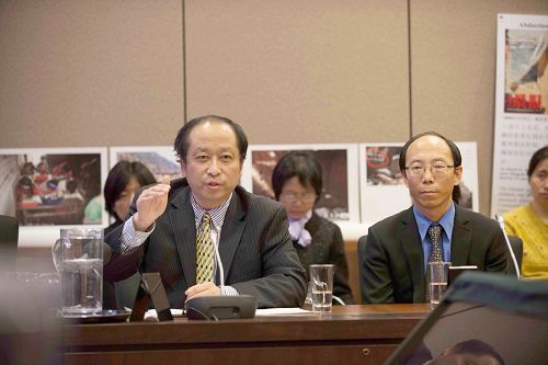 加拿大法轮大法学会主席李迅(左)和法轮功学员何立志(右)参加了圆桌会议并发言