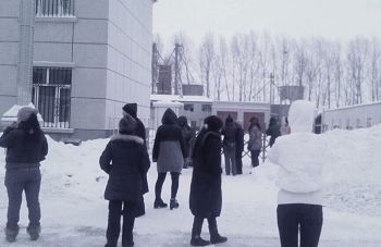 图2:法轮功学员家属在洗脑班门口要求立即放人。