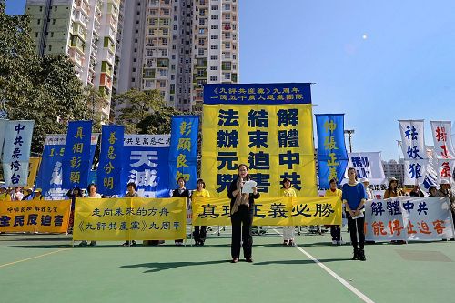 '游行前,简要的集会上,郭君表示《九评共产党》和“三退伟业”成功的帮助中国人走向新生,找回道德勇气,三退人数每天都在增长中。'