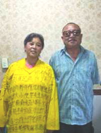 网名山东老孔先生到保定探望孙素云母子民众现场关切呵护给了母子莫大的慰藉,她的脸上露出久违的笑容