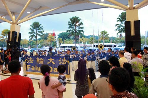 '天国乐团在其中一家百货商场门口演奏,吸引民众围观。'