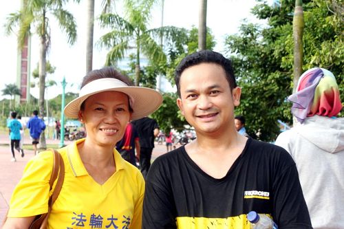 '民众马哈迪查派(Mahadi Capah)(右)很感激学员揭开中共谎言,这十多年来他所不知道的真相。'