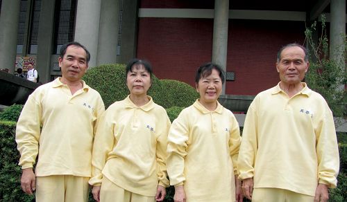 '金凤夫妻(右)和五妹金英夫妻(左)'