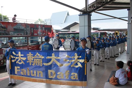 天国乐团在马六甲巴士总站演奏,吸引许多正在等待巴士的民众观赏。