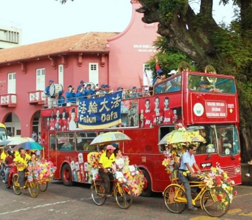 天国乐团在著名景点——荷兰红屋广场演奏,许多游客为之感到惊喜万分。
