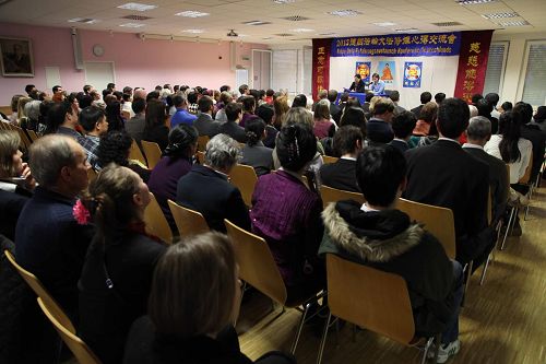 '二零一三年德国法会上,法轮功学员交流修炼心得'