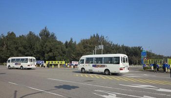 陈德铭三十日早到台中港务分公司参访,法轮功学员在路旁拉着各式横幅抗议。