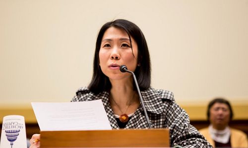'法轮功学员王治文的女儿王晓丹在听证会上讲述了过去十五年来,因中共当局对法轮功的迫害,她的父亲一直被非法关押并饱受酷刑折磨。'