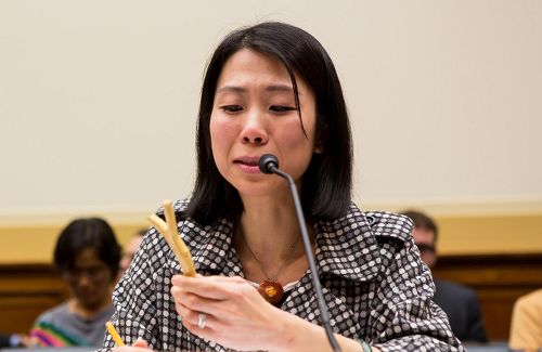 '王晓丹在听证会中,难过的举起一小段父亲在狱中亲手打磨光的小树叉。她说,这是两个月前国内亲友在探访父亲后辗转带给她的。王晓丹说:“十五年来,这是我唯一从父亲那儿得到的东西。”'