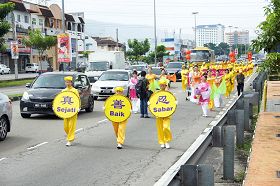'大年初四,法轮功学员来到柔佛州第二大城市,峇株巴辖举行新年游行。'