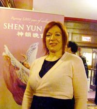 '剧作家卡珊德拉·凯利:神韵的平和将带来更美好的世界'