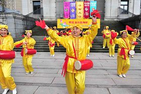 '温哥华法轮大法学员表演腰鼓,恭祝师父过年好'