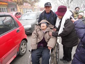 探视结束,已离开公安局,老人仍哭个不停