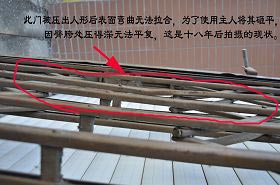 '此门被压出人形后表面弯曲无法拉合,为了使用主人将其砸平,因臀胯处压得深无法平复,这是十八年后拍摄的'