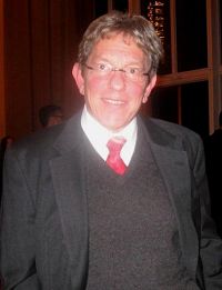 '美国驻中东二十四年的资深外交官Charles Kestenbaum先生说:“神韵向我们展现了一个全新的中国,这令人印象非常深刻。”'