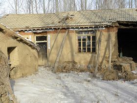 二零一二年,贾彬、赵春霞夫妻双双遭非法关押,房子陈旧因无人修复而倒塌,三个孩子借住在亲戚家,活命钱被警察抢走。