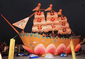 '庄严、壮观的“法船”花灯在点灯前后的不同面貌,同样受到民众喜爱'
