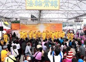 灯会期间传真相 不辞辛苦为你来
