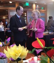 法轮功学员介向市长办公室来宾(右)介绍发生在中国的迫害情况