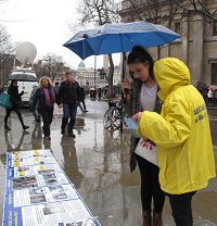 '在伦敦圣马丁广场,英国民众在雨中仍踊跃地在给国会议员的请愿信上签名'