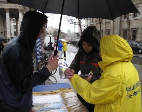 '英国女孩苏珊娜对中共活摘器官罪恶感到震惊,毫不犹疑在请愿信上签名'