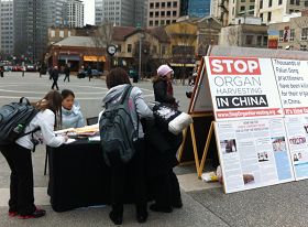 行人停下匆忙的脚步,在匹兹堡市集广场(Market
