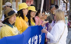 纽约游客Tammy(右)主动了解真相