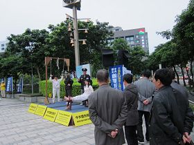 图7:大批大陆游客驻足了解纪念4.25和平上访十四周年活动