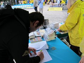 各国游客签名,呼吁联合国调查并制止中共活摘法轮功学员器官