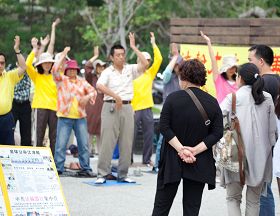 法轮功学员,秉持着“四‧二五”精神,现场功法展示,陆客明显感受到法轮功平和修炼的环境。