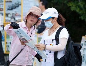 陆客正专心看着真相展版、《九评》特刊,“三退保平安”等讯息。