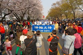'“汉江汝矣岛春花庆典”上,天国乐团受到了市民们的热烈欢呼'