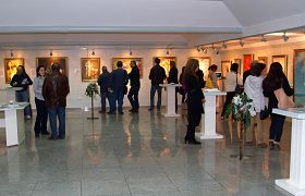 '美展自开幕以来,每天前来参观画展的观众络绎不绝'