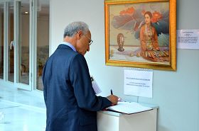 '退休前曾任伊斯坦布尔市首席大法官、著名律师?zzet Do?an先生,在美展留言簿上赞美法轮功学员和平、理性反迫害的精神,谴责中共的暴行'