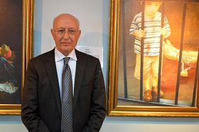 '伊斯坦布尔跨国律师事务所知名大律师Mesut Bu?dayc?先生说,中共对法轮功学员的迫害已经构成了反人类罪行和群体灭绝罪,他郑重地在呼吁制止中共活摘法轮功学员器官罪行的征签簿上签了名'