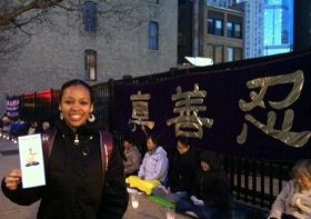 '经过中领馆前的艾玛被法轮功吸引,前来了解真相'