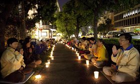 '二零一三年四月二十五日,洛杉矶法轮功学员在中领馆前集会,用烛光悼念在中共持续十四年的残酷迫害中失去生命的法轮功学员。'