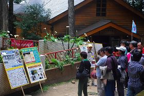 阿里山上,一群群大陆观光游客围看真相展板