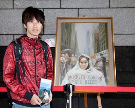'这几天多次来看画的高雄大学创意设计与建筑系学生钟政宪:“每幅画的结构严谨,在细节上、暗面上都很用心呈现。”'