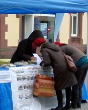 当民众得知中共邪党血腥迫害法轮功学员,并活摘法轮功学员的器官时,不少人表示愤慨,并纷纷签名支持制止迫害。