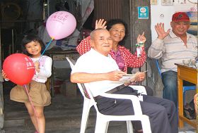 游行途中吸引许多乡亲观看、拍照,看大法简介、有的高喊“法轮大法好”、有的询问那里有炼功的地方。