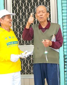 游行途中吸引许多乡亲观看、拍照,看大法简介、有的高喊“法轮大法好”、有的询问那里有炼功的地方。