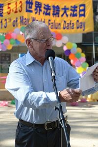 '杰拉德·弗拉德先生(Mr. Gerard Flood)代表澳大利亚民主工党( Australian Democratic Labor Party) 在集会上致辞'