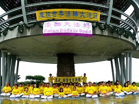 台东法轮功学员演示功法,传递大法的美好