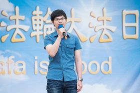 二十七岁的陈宪琦,表示自己在十五岁时因看到邻居悬挂的法轮大法布条而走入修炼